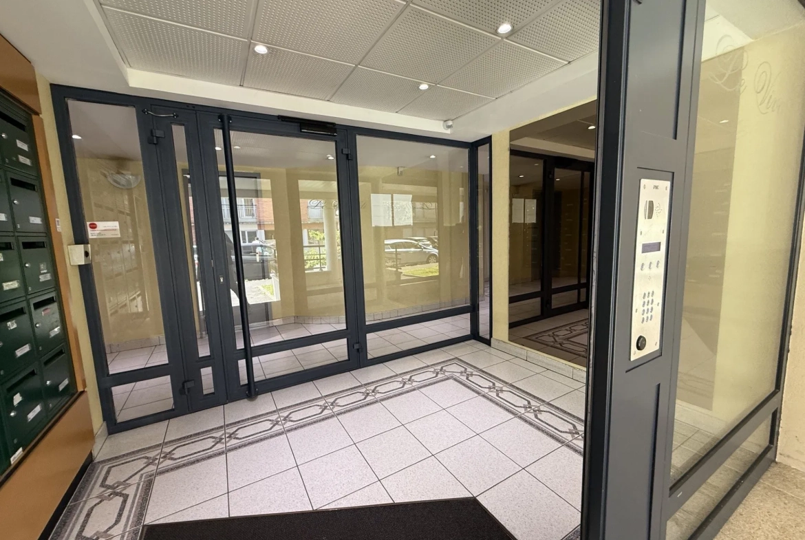 Appartement 2 pièces de 48 m² avec terrasse et parking à Tours Rabelais 