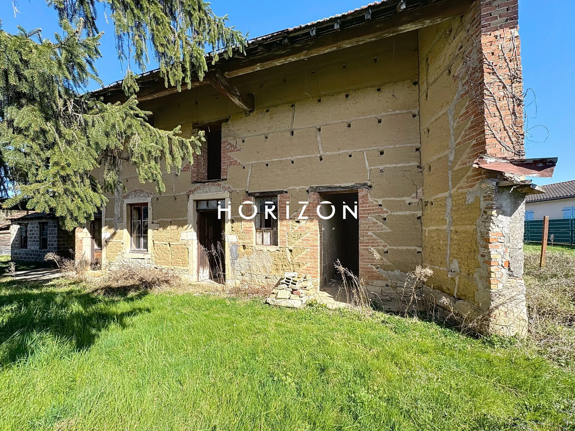 Maison à réhabiliter de 120 m² avec terrain de 624 m² à Cormoranche-sur-Saône 