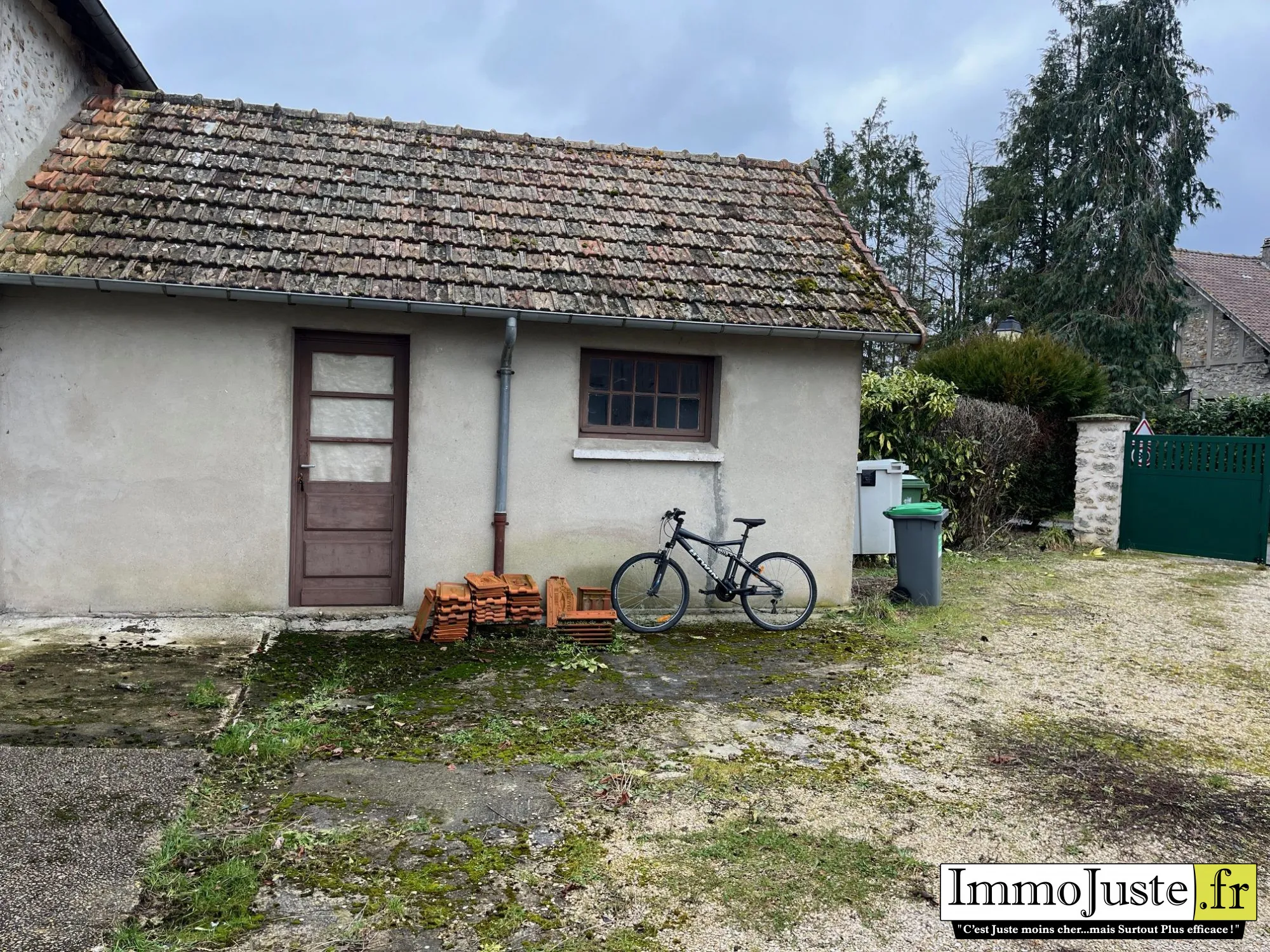 Maison à rénover à Auffargis 48 m² avec jardin et garage 