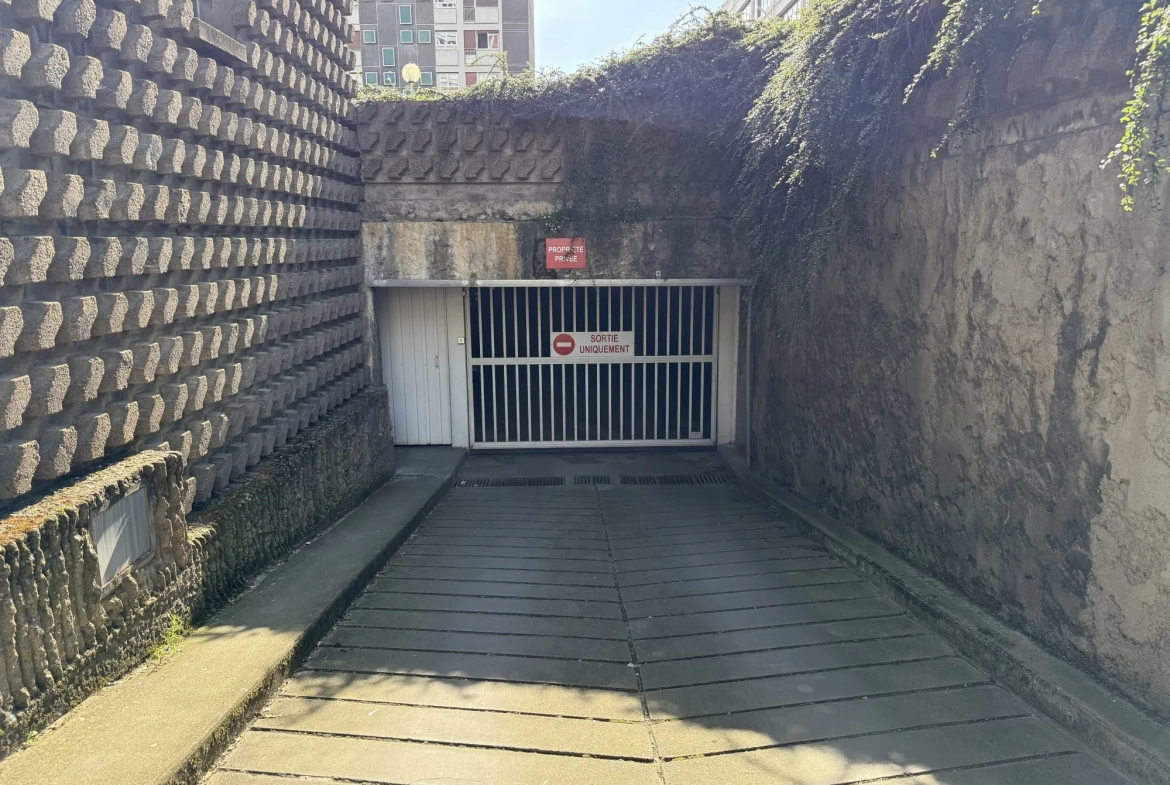 Garage sécurisé de 11 m² en sous-sol au cœur de Rennes - Opportunité à saisir 