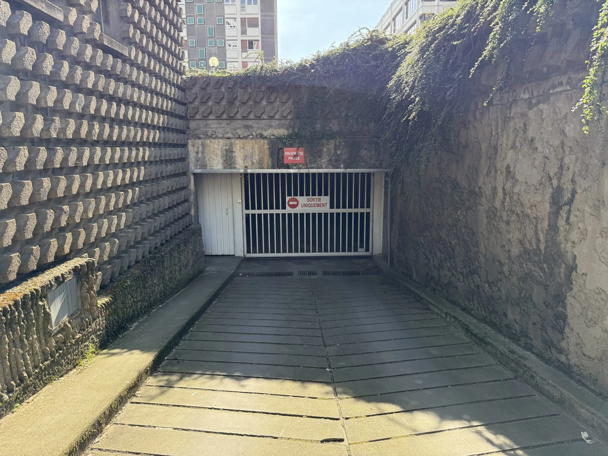 Garage sécurisé de 11 m² en sous-sol au cœur de Rennes - Opportunité à saisir 