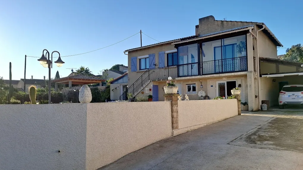 Maison de 148 m² avec deux appartements et piscine à Milhaud 