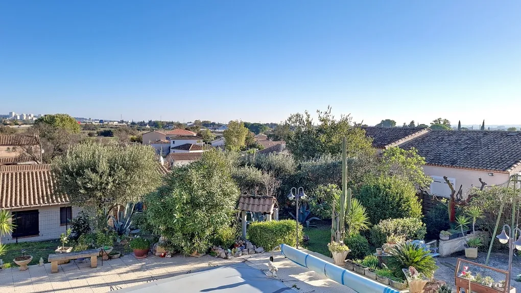 Maison de 148 m² avec deux appartements et piscine à Milhaud 
