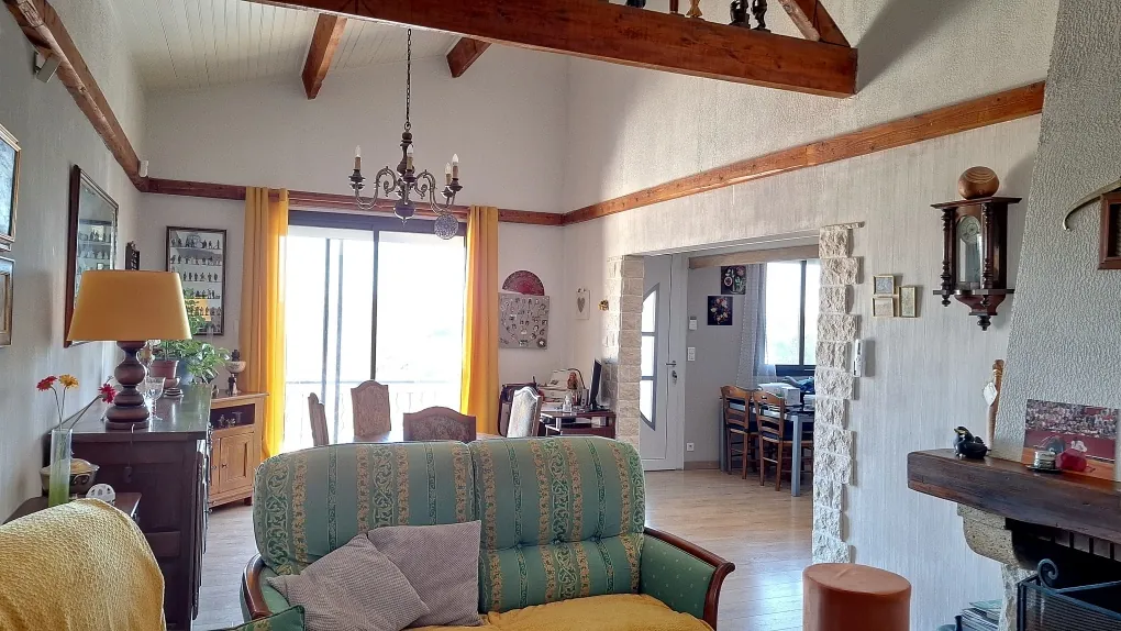 Maison de 148 m² avec deux appartements et piscine à Milhaud 