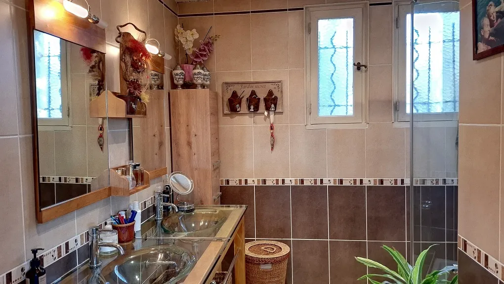 Maison de 148 m² avec deux appartements et piscine à Milhaud 