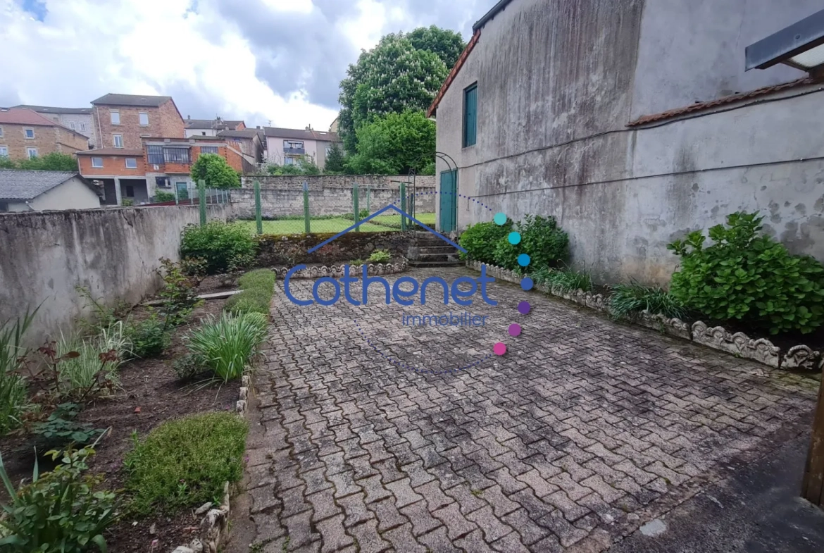 Maison de ville avec jardin et dépendance à Cours, 130 m² 