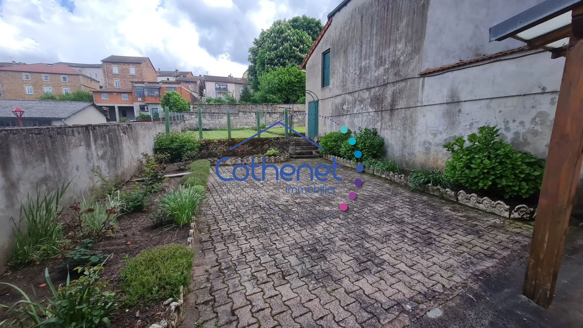 Maison de ville avec jardin et dépendance à Cours, 130 m² 