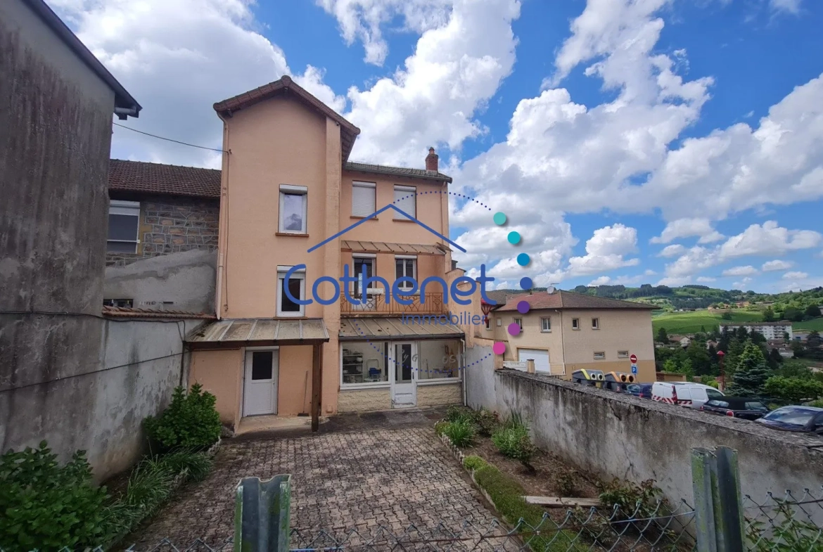 Maison de ville avec jardin et dépendance à Cours, 130 m² 