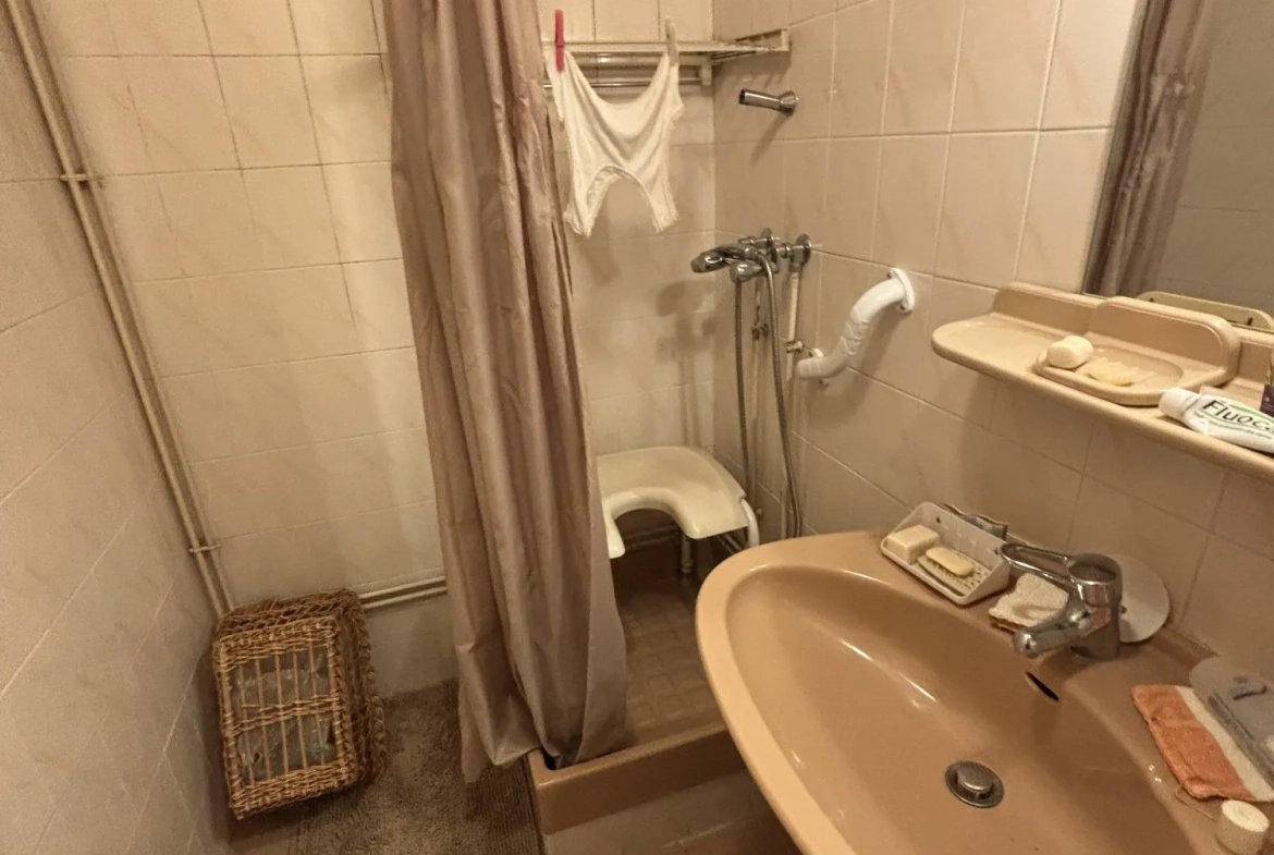 Appartement T3 à Toulouse de 56 m² avec travaux, cave et parking, quartier Bourrassol 
