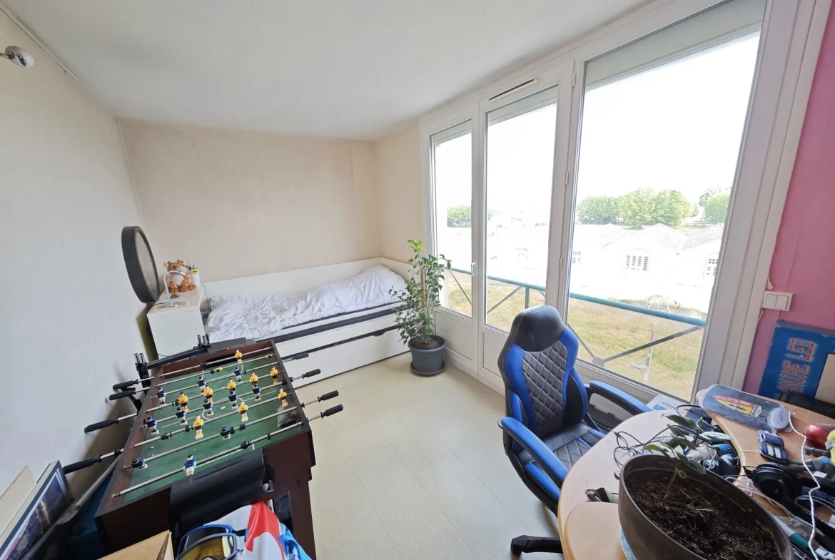 chambre Appartement de 68 m² à Tours Giraudeau avec balcon, parking et cave 