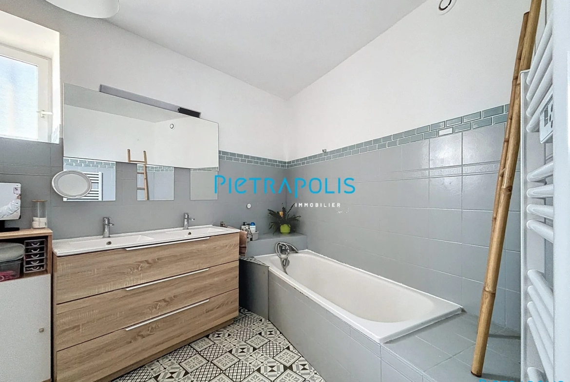 salle de bains Maison de Village 130 m² à Bage-le-Châtel avec 4 Chambres, Cour et Chauffage Électrique 