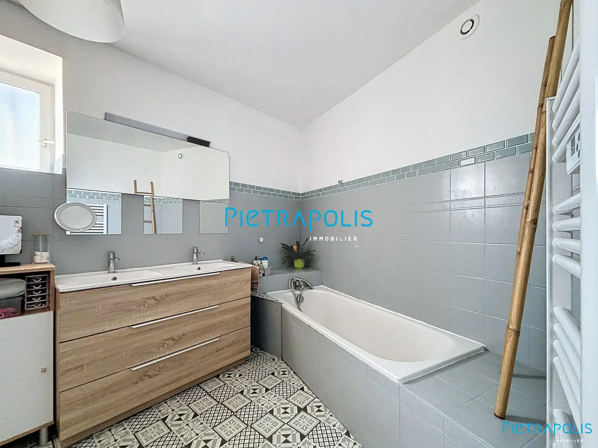 salle de bains Maison de Village 130 m² à Bage-le-Châtel avec 4 Chambres, Cour et Chauffage Électrique 