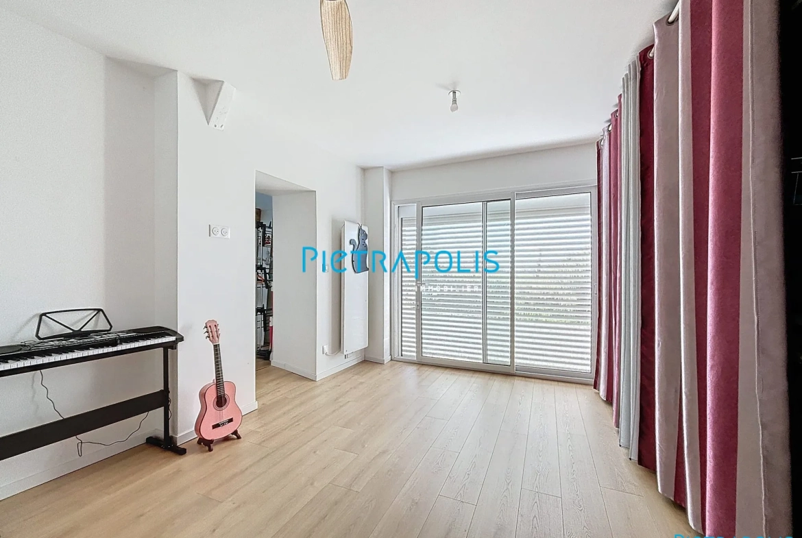 chambre rdc avec dressing Maison de Village 130 m² à Bage-le-Châtel avec 4 Chambres, Cour et Chauffage Électrique 