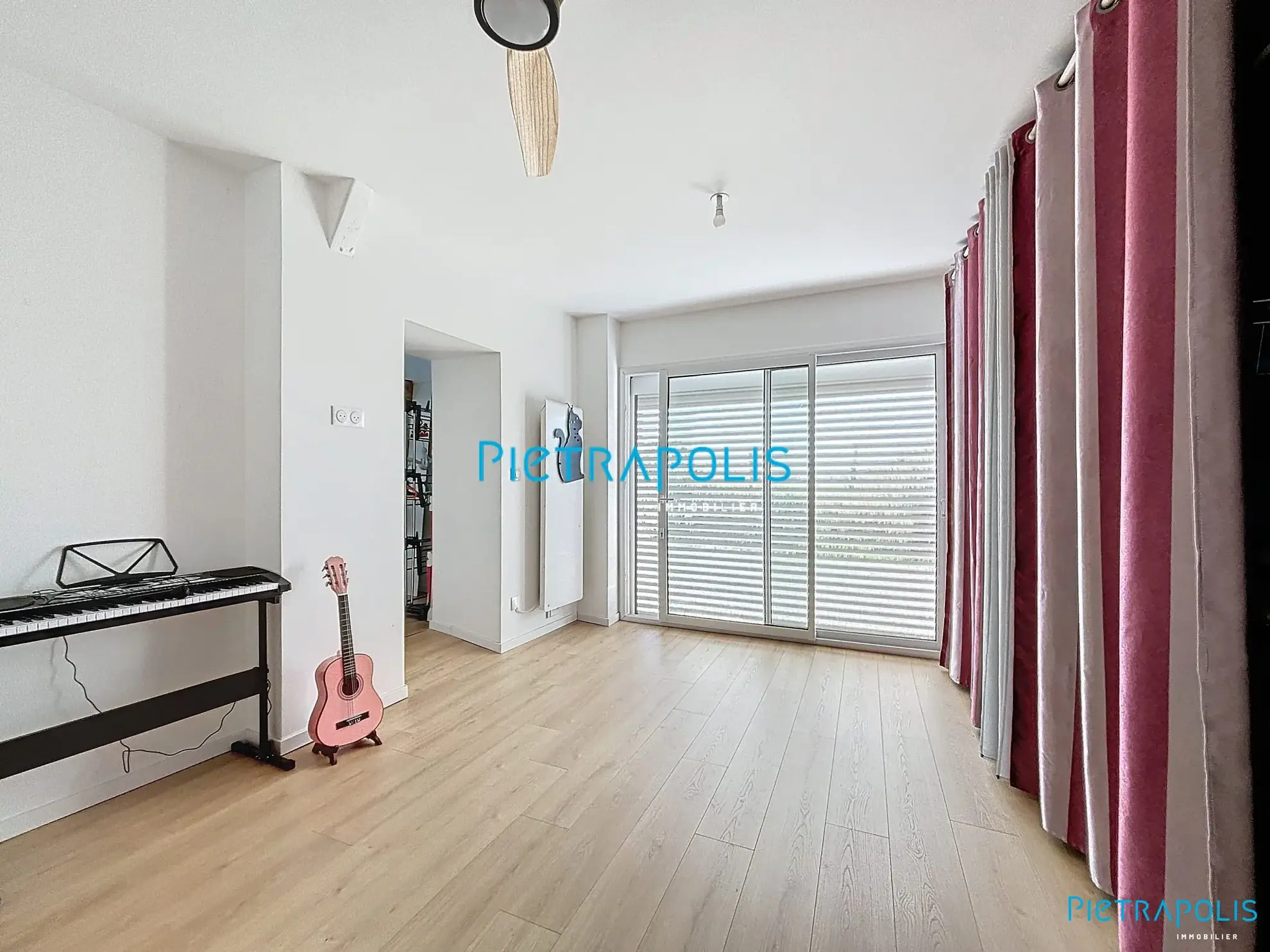 chambre rdc avec dressing Maison de Village 130 m² à Bage-le-Châtel avec 4 Chambres, Cour et Chauffage Électrique 