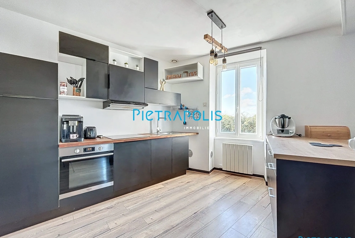 Maison de Village 130 m² à Bage-le-Châtel avec 4 Chambres, Cour et Chauffage Électrique 