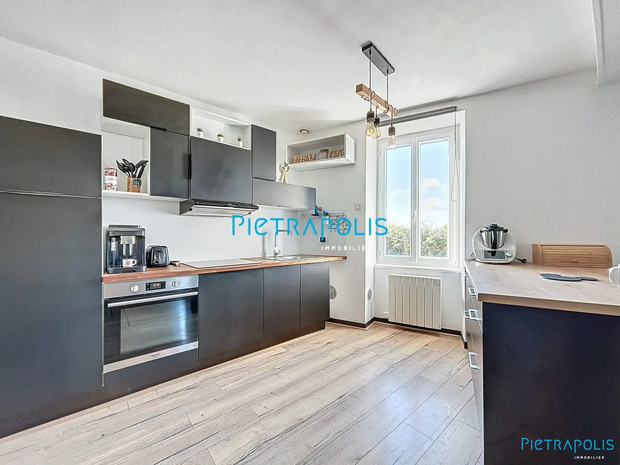 Maison de Village 130 m² à Bage-le-Châtel avec 4 Chambres, Cour et Chauffage Électrique 