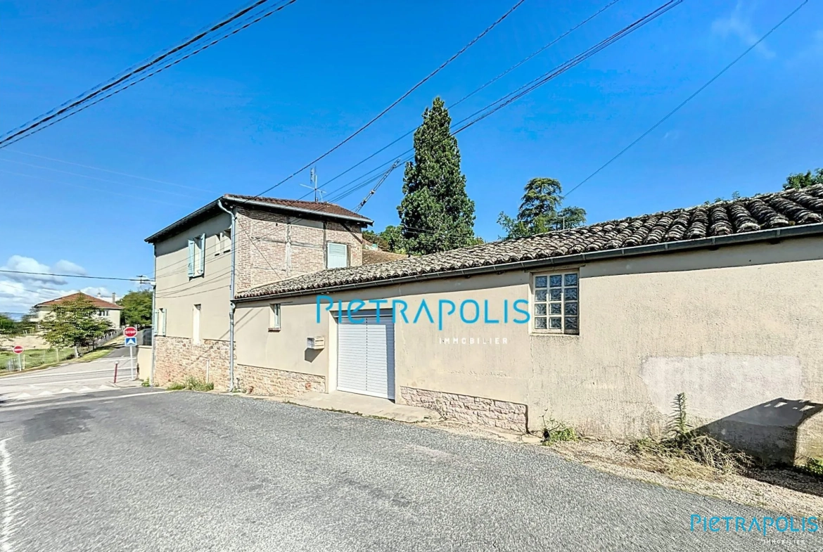 Maison de Village 130 m² à Bage-le-Châtel avec 4 Chambres, Cour et Chauffage Électrique 