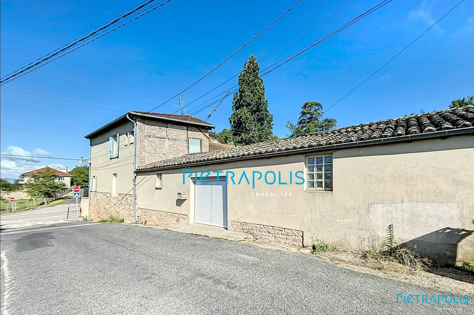 Maison de Village 130 m² à Bage-le-Châtel avec 4 Chambres, Cour et Chauffage Électrique 