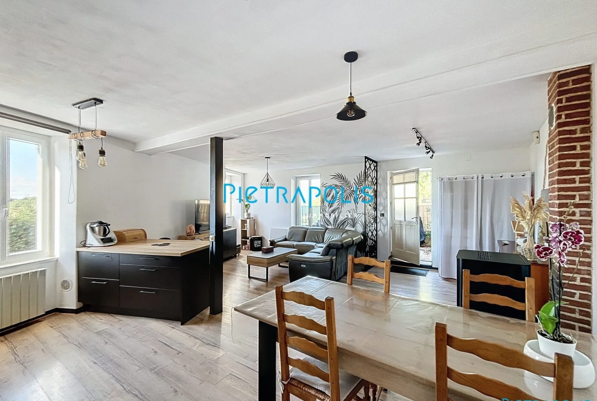 séjour /cuisine Maison de Village 130 m² à Bage-le-Châtel avec 4 Chambres, Cour et Chauffage Électrique 