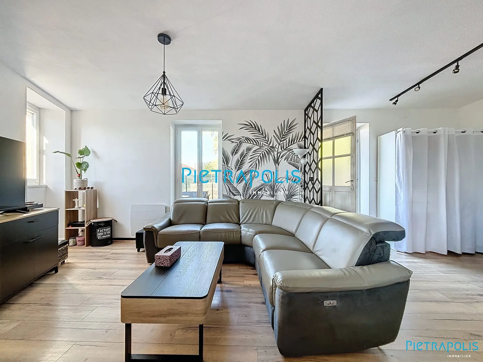 salon Maison de Village 130 m² à Bage-le-Châtel avec 4 Chambres, Cour et Chauffage Électrique 
