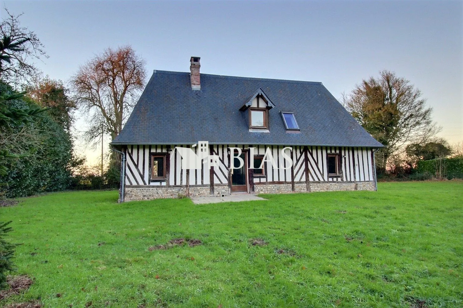 Charmante maison à vendre à Bernay, proche Côtes normandes - 2 chambres, dépendance, jardin 