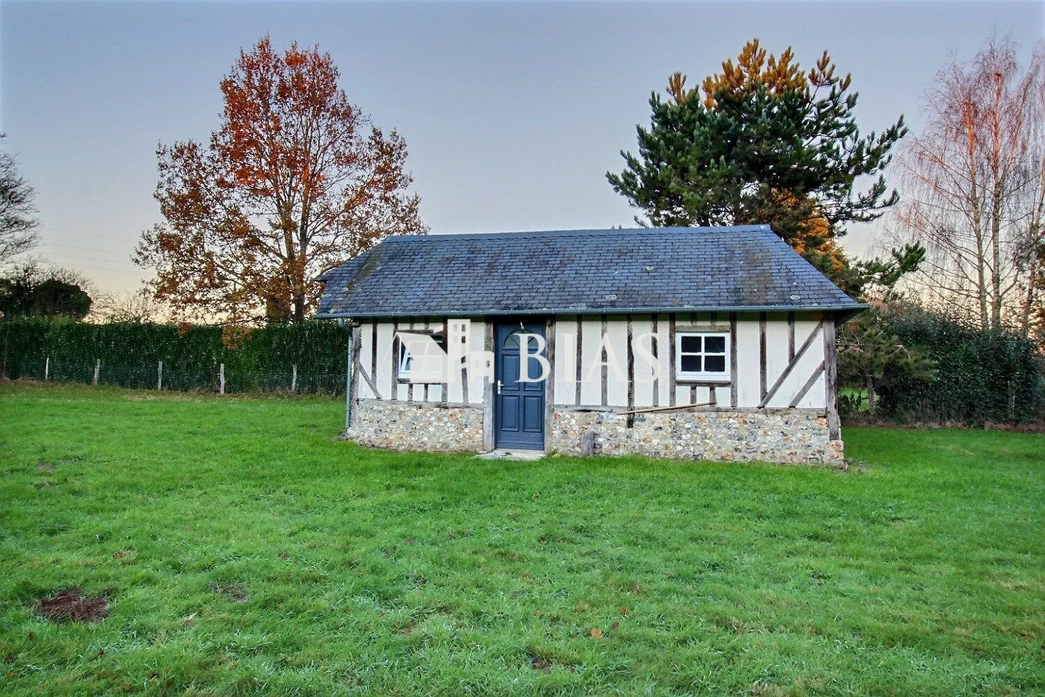 Charmante maison à vendre à Bernay, proche Côtes normandes - 2 chambres, dépendance, jardin 