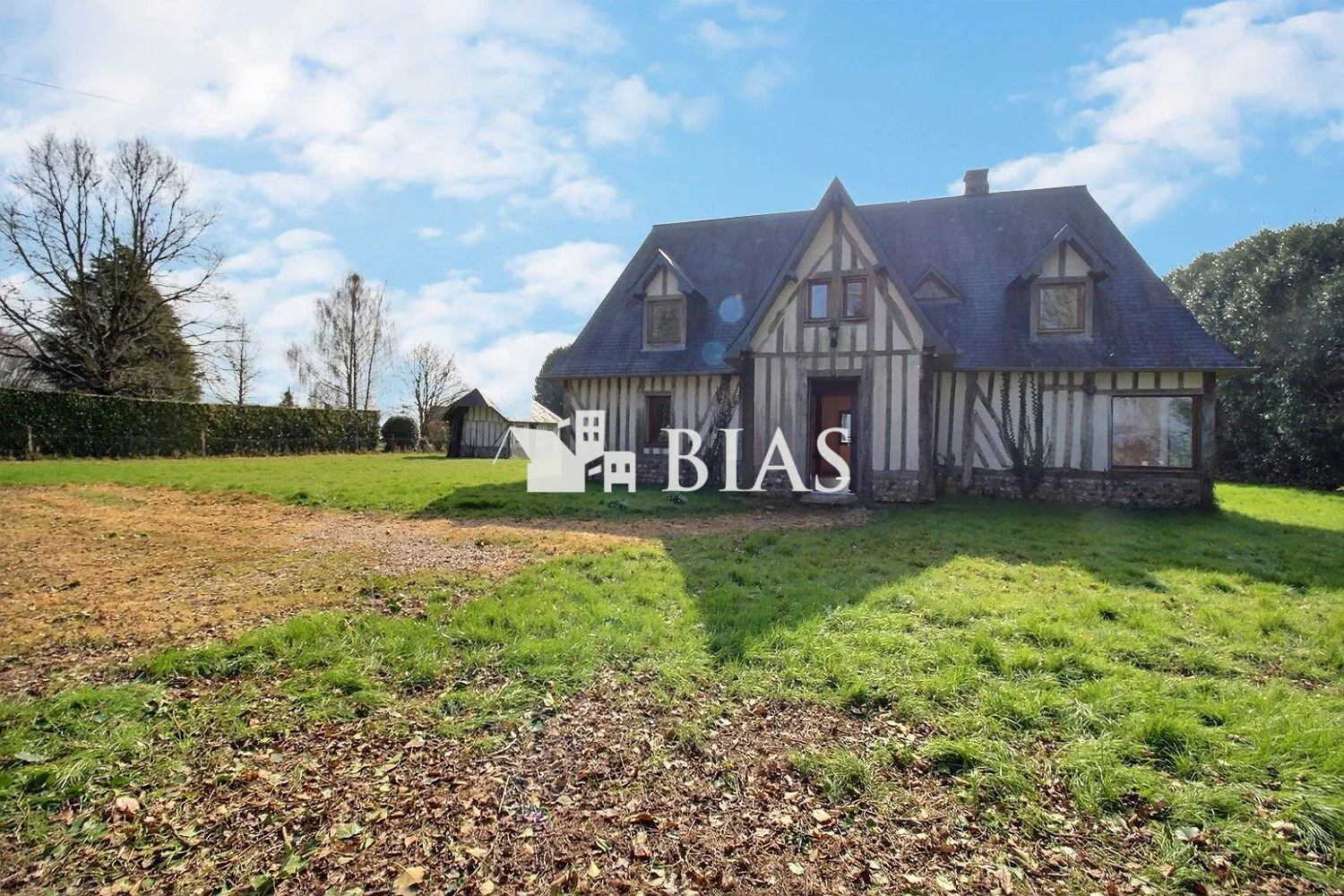 Charmante maison à vendre à Bernay, proche Côtes normandes - 2 chambres, dépendance, jardin 