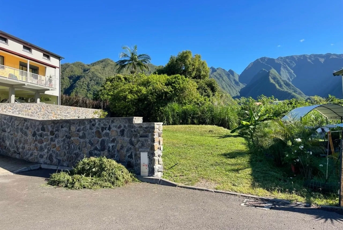 Terrain constructible de 403 m² à l'Entre-Deux avec vue montagnes 