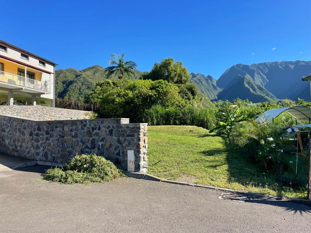 Terrain constructible de 403 m² à l'Entre-Deux avec vue montagnes 