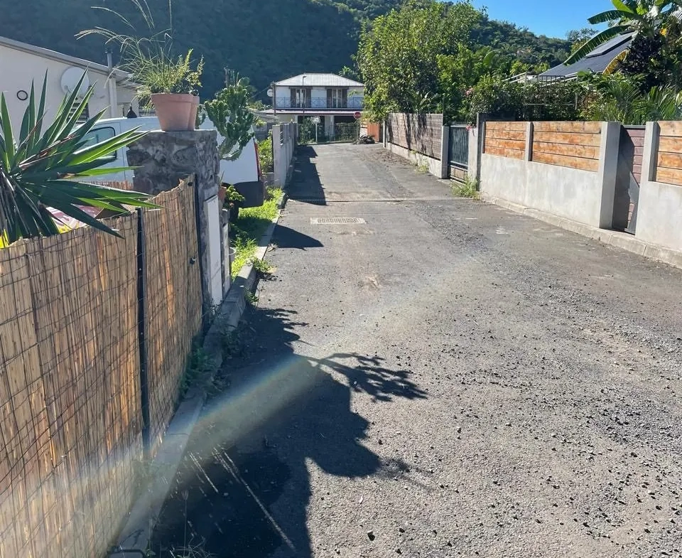 Terrain constructible de 403 m² à l'Entre-Deux avec vue montagnes 