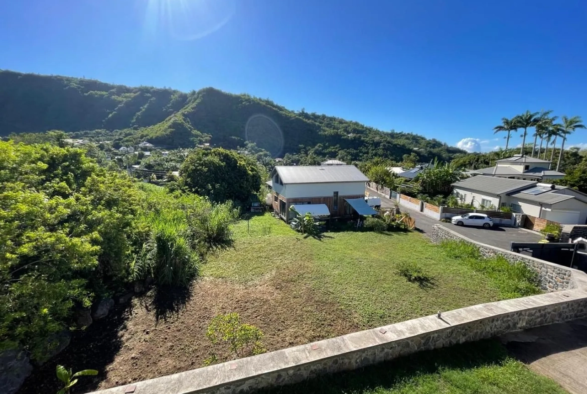Terrain constructible de 403 m² à l'Entre-Deux avec vue montagnes 