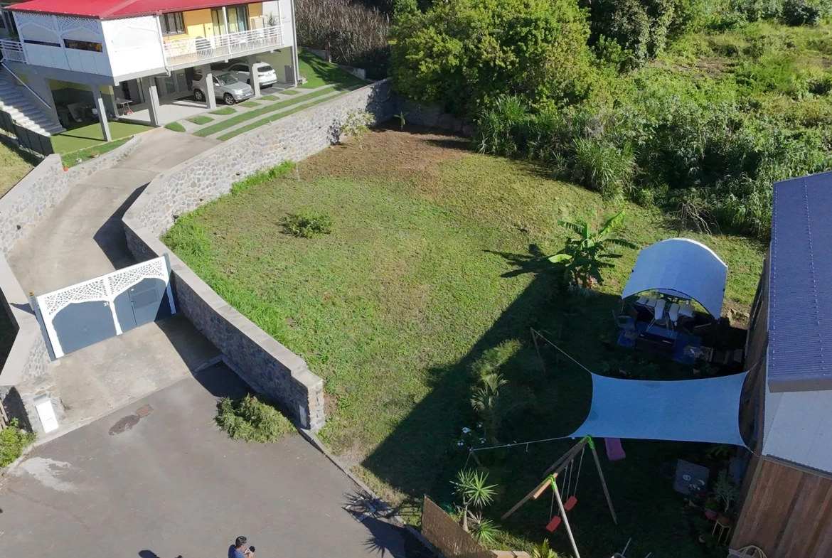 Terrain constructible de 403 m² à l'Entre-Deux avec vue montagnes 