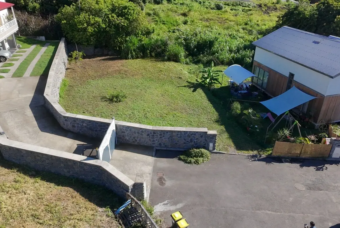 Terrain constructible de 403 m² à l'Entre-Deux avec vue montagnes 