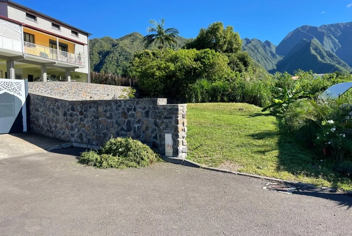 Terrain constructible de 403 m² à l'Entre-Deux avec vue montagnes 
