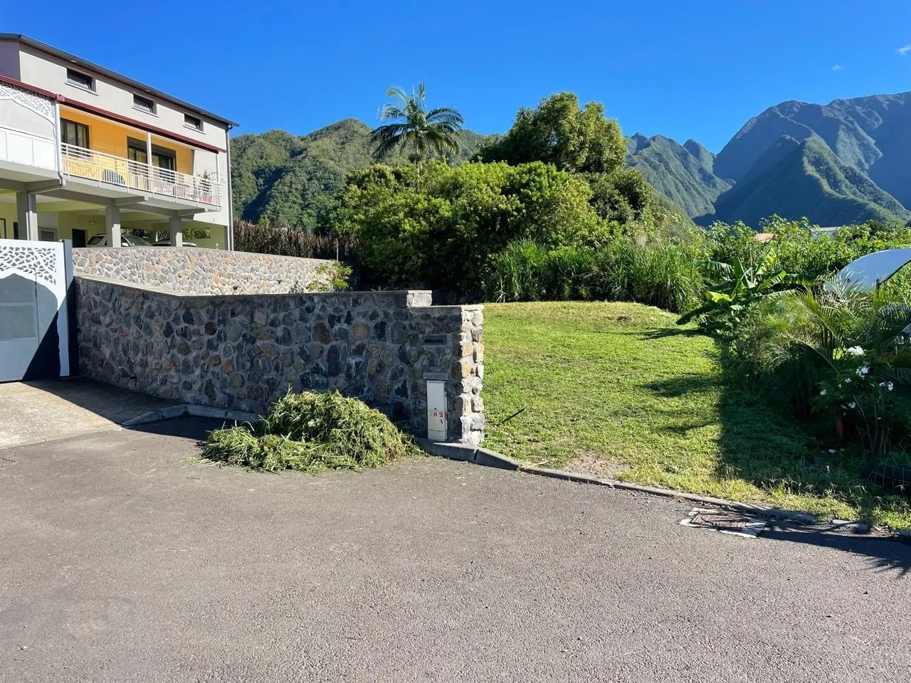 Terrain constructible de 403 m² à l'Entre-Deux avec vue montagnes 