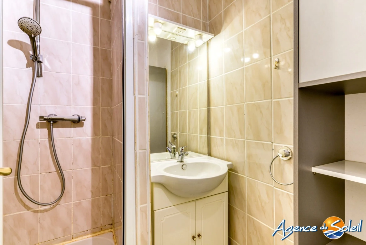 Bel appartement T2 avec cabine à Saint Pierre la Mer – Vue mer, proximité commerces 
