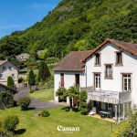 Grand ensemble immobilier à Vic-sur-Cère offrant trois logements et vue exceptionnelle
