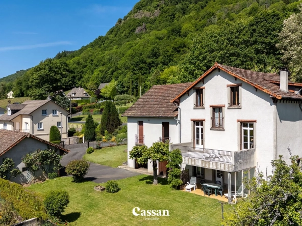 Grand ensemble immobilier à Vic-sur-Cère offrant trois logements et vue exceptionnelle