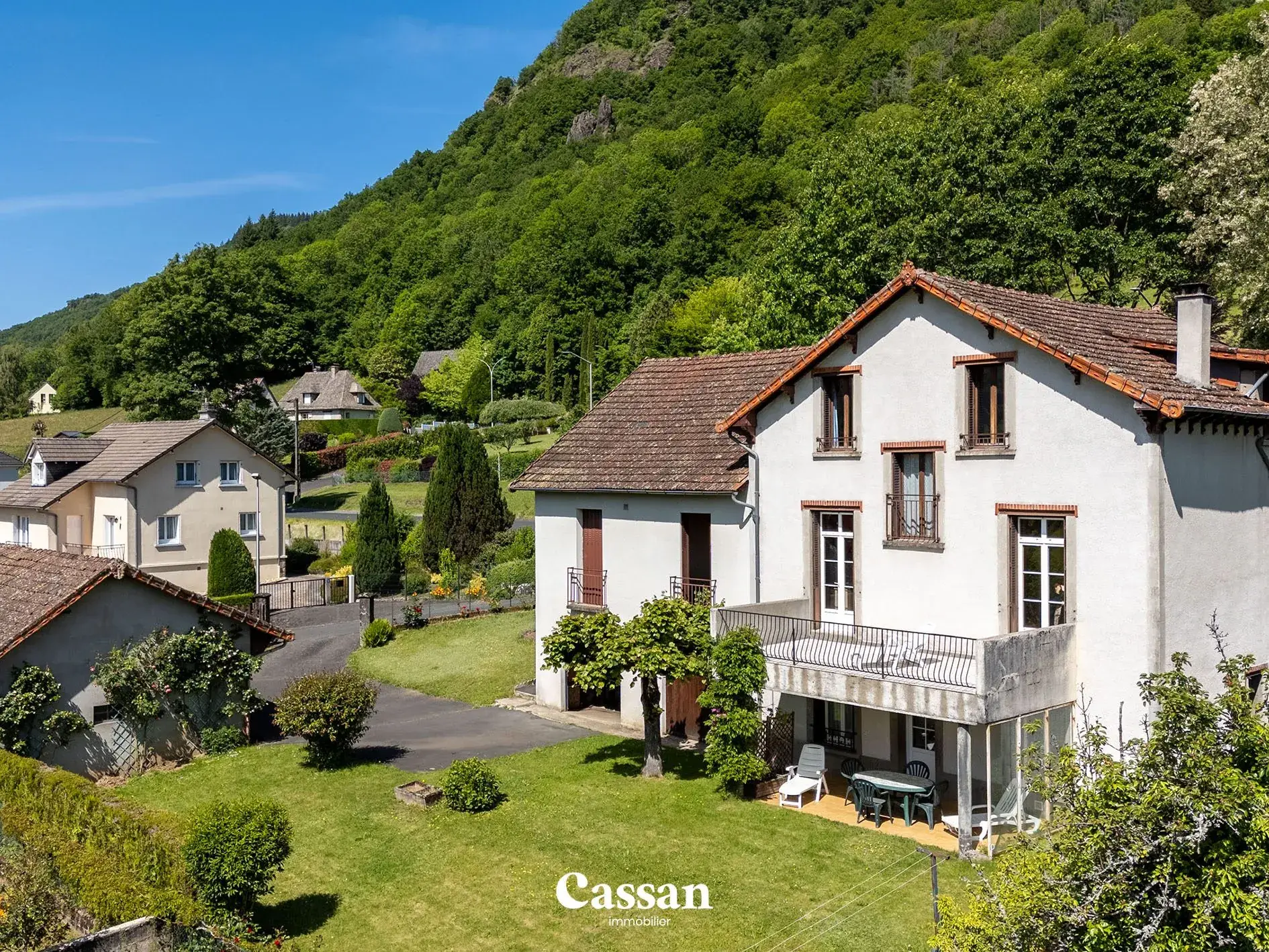 Grand ensemble immobilier à Vic-sur-Cère offrant trois logements et vue exceptionnelle 