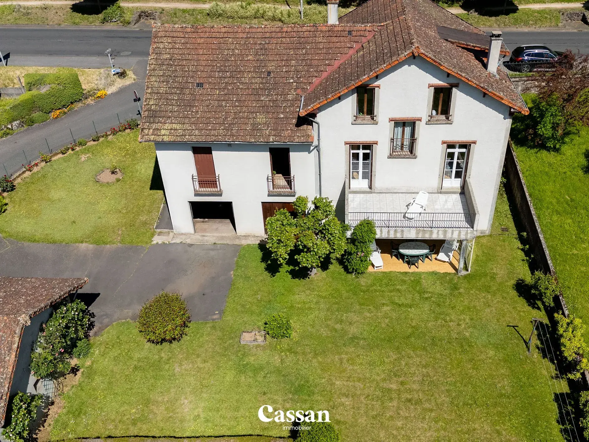 Grand ensemble immobilier à Vic-sur-Cère offrant trois logements et vue exceptionnelle 