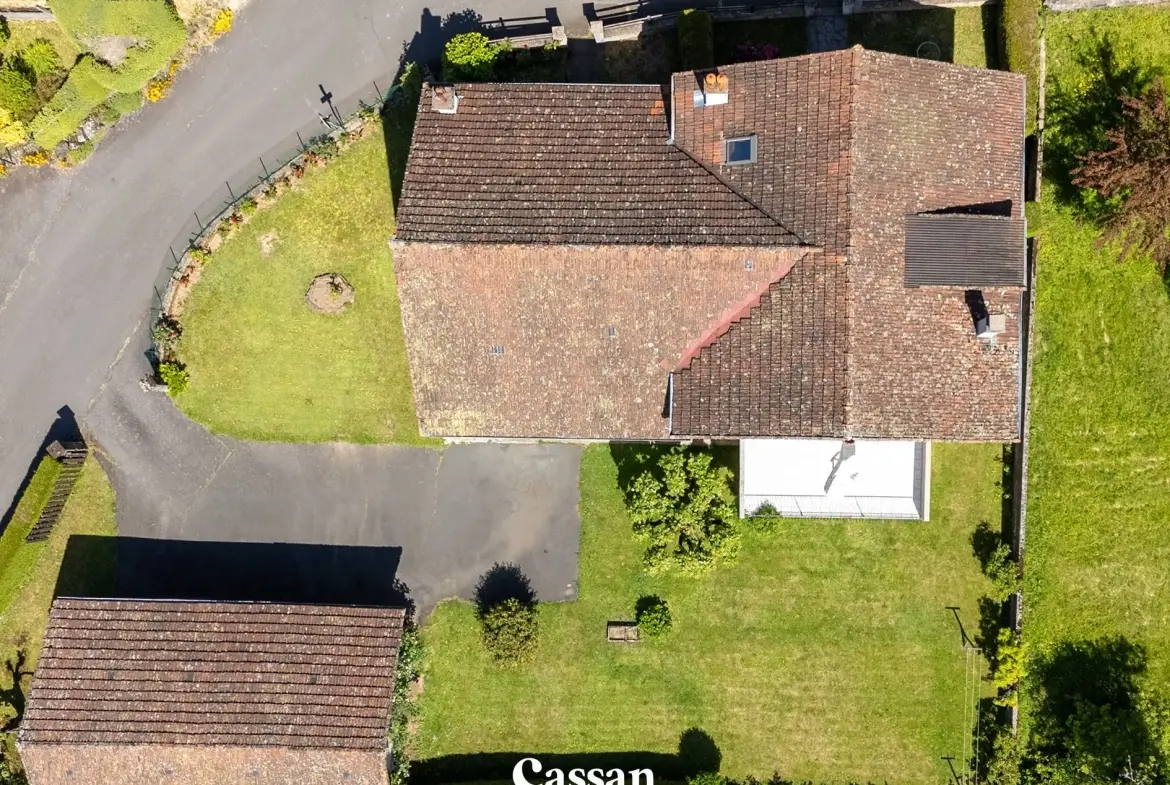 Grand ensemble immobilier à Vic-sur-Cère offrant trois logements et vue exceptionnelle 