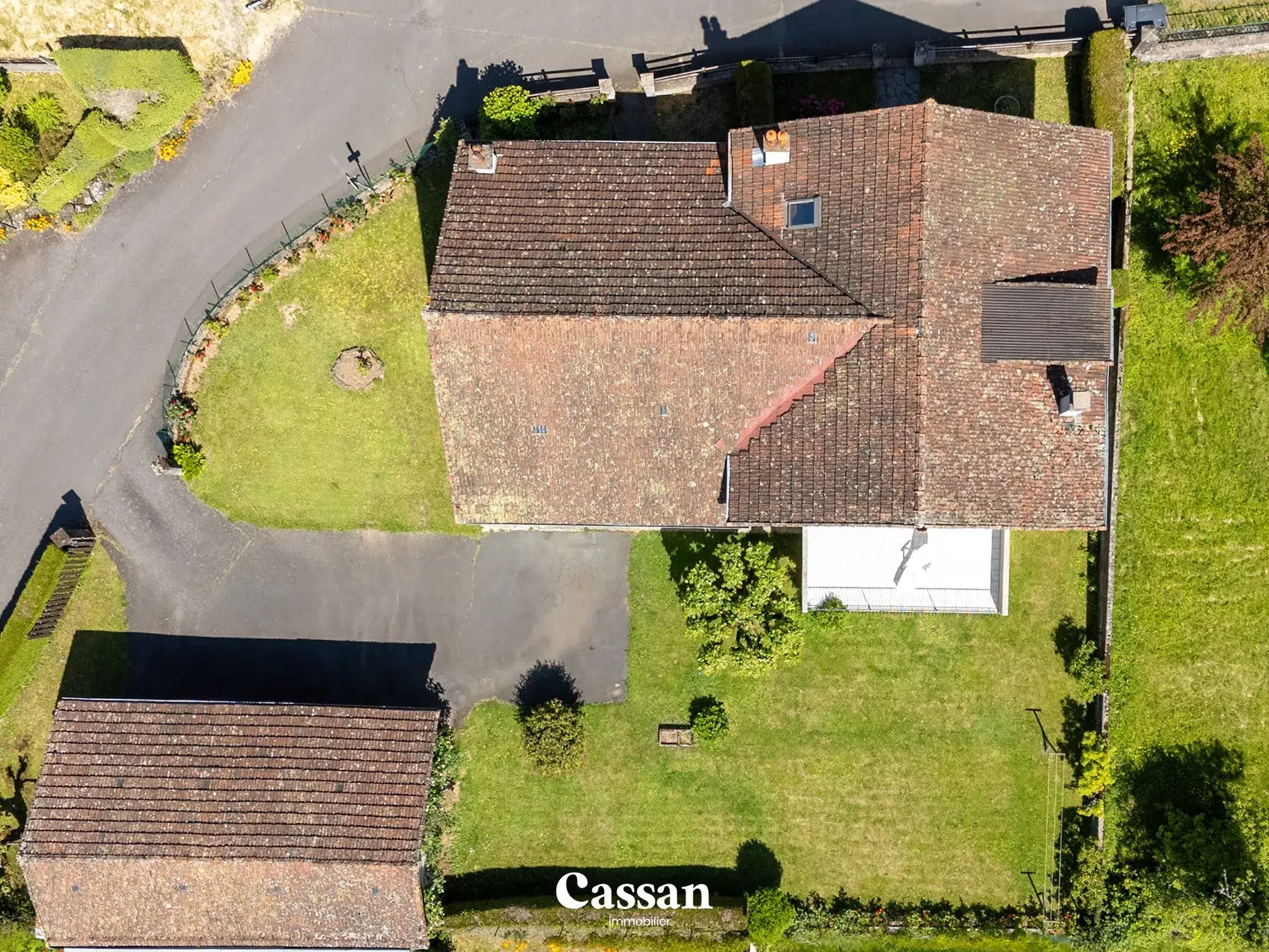 Grand ensemble immobilier à Vic-sur-Cère offrant trois logements et vue exceptionnelle 