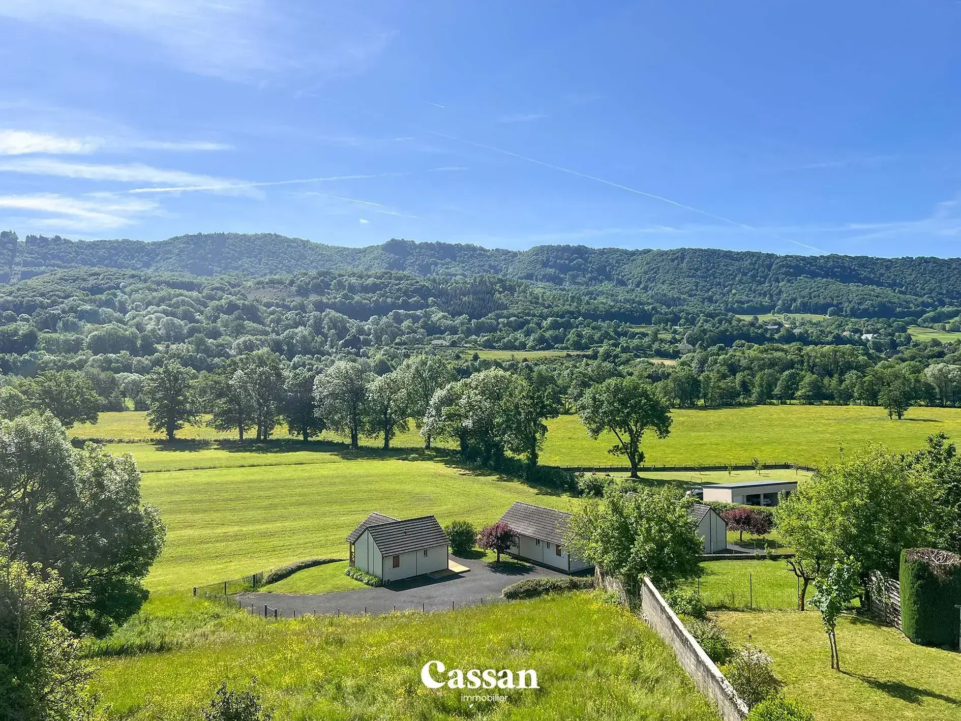 Grand ensemble immobilier à Vic-sur-Cère offrant trois logements et vue exceptionnelle 