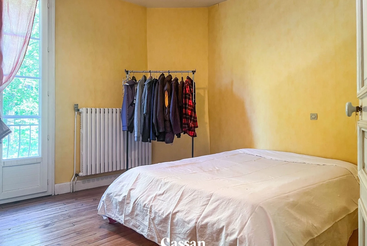 Grand ensemble immobilier à Vic-sur-Cère offrant trois logements et vue exceptionnelle 