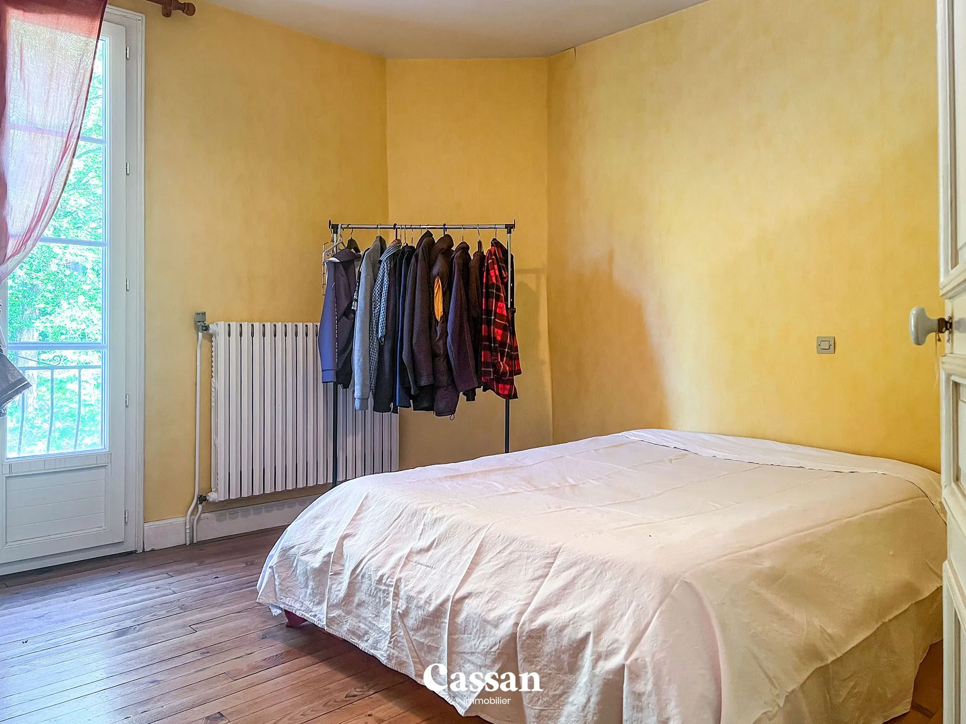 Grand ensemble immobilier à Vic-sur-Cère offrant trois logements et vue exceptionnelle 