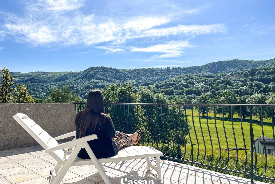 Grand ensemble immobilier à Vic-sur-Cère offrant trois logements et vue exceptionnelle 