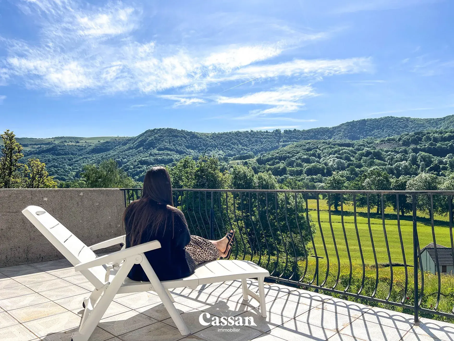 Grand ensemble immobilier à Vic-sur-Cère offrant trois logements et vue exceptionnelle 
