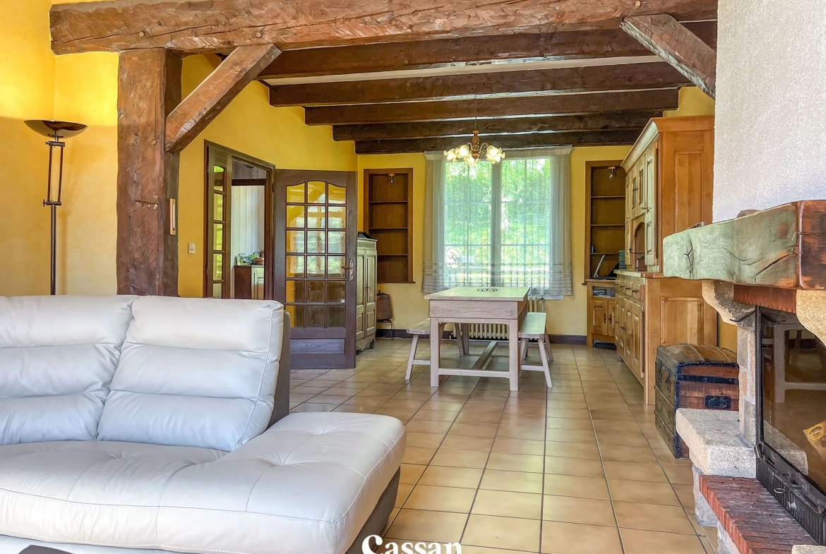 Grand ensemble immobilier à Vic-sur-Cère offrant trois logements et vue exceptionnelle 