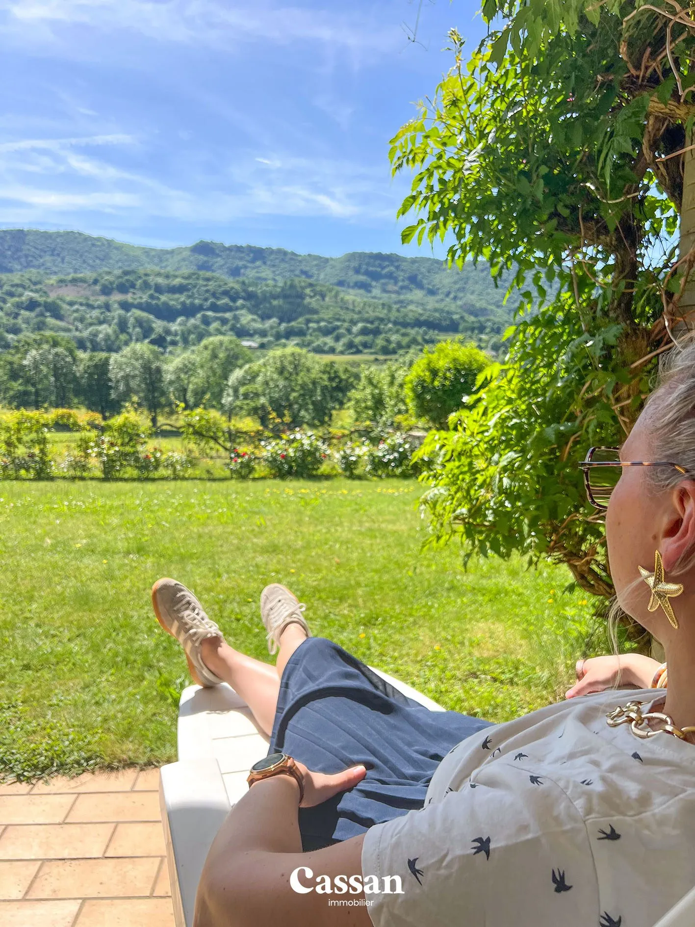 Grand ensemble immobilier à Vic-sur-Cère offrant trois logements et vue exceptionnelle 
