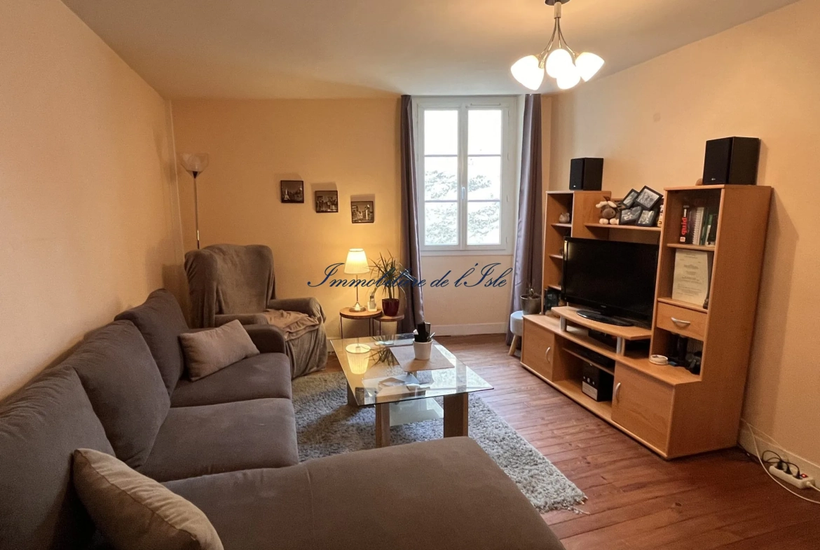 Maison de village à vendre dans le Périgord vert avec cour et potentiel de rénovation 